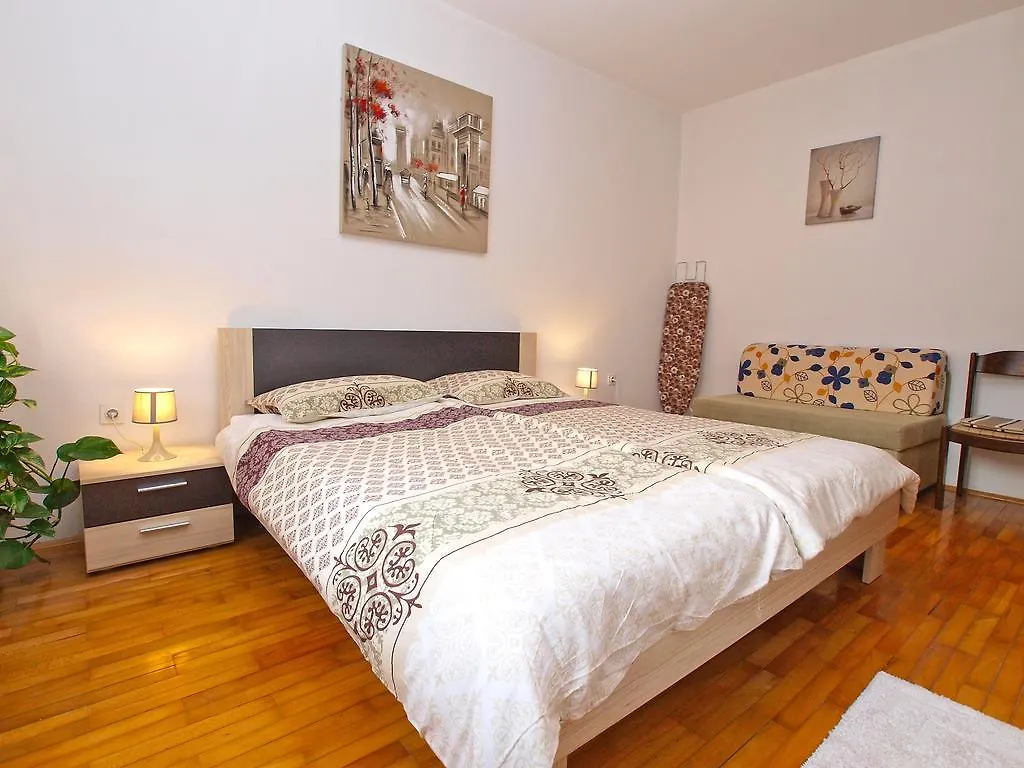 Family Friendly Apartment 946 Pula