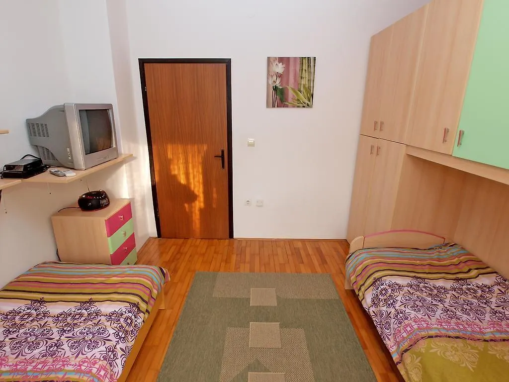 Family Friendly Apartment 946 Pula