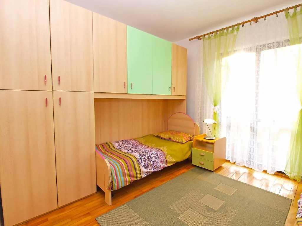 Family Friendly Apartment 946 Pula