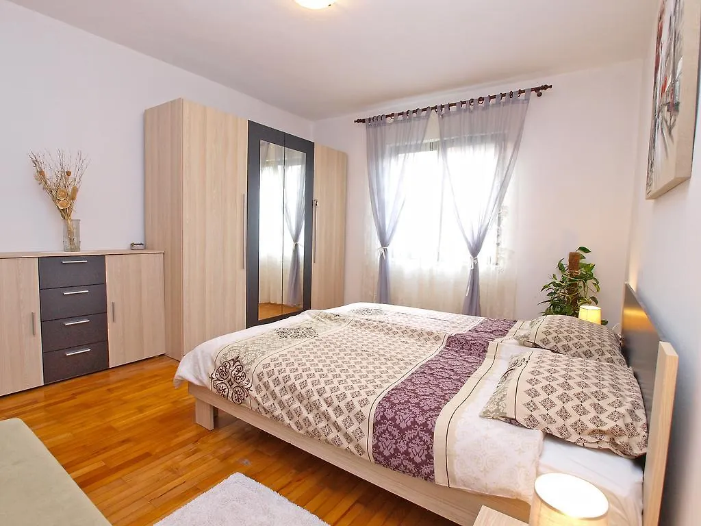 Family Friendly Apartment 946 Pula 0*,
