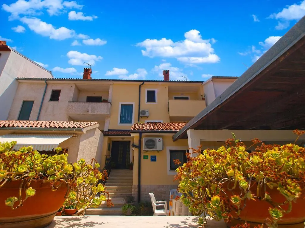 Family Friendly Apartment 946 Pula Croatia