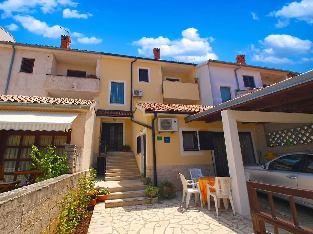Family Friendly Apartment 946 Pula